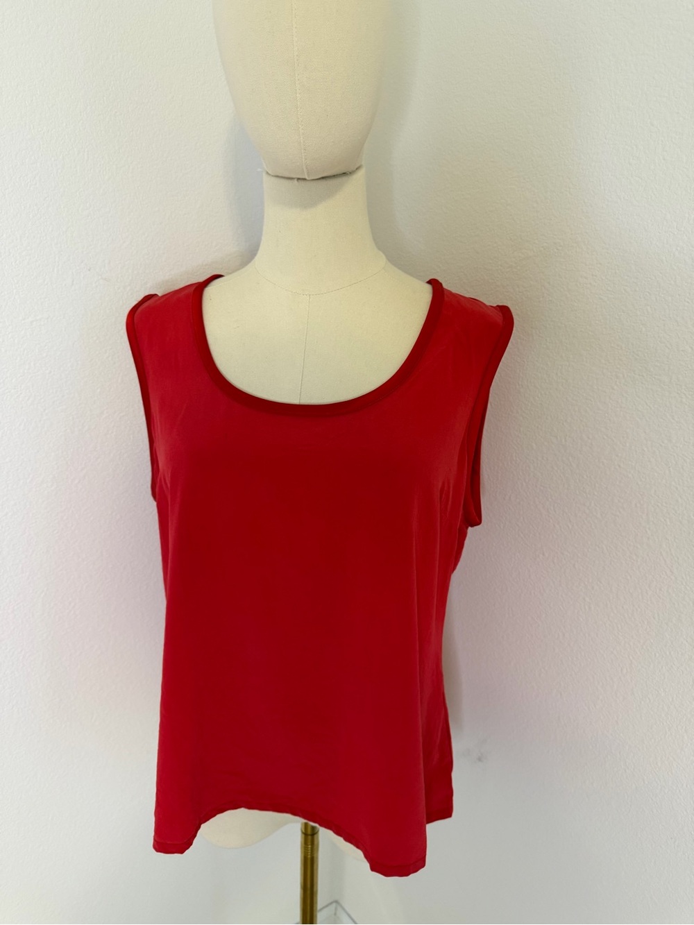 St. John Red Scoop Neck Sleeveless Silk Tank Size 10
